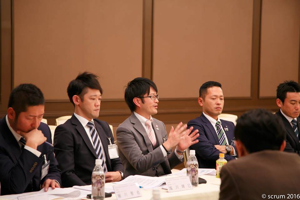 ろくろ回しのポーズが決まっている交流チーム山本陵委員(沼津YEG)