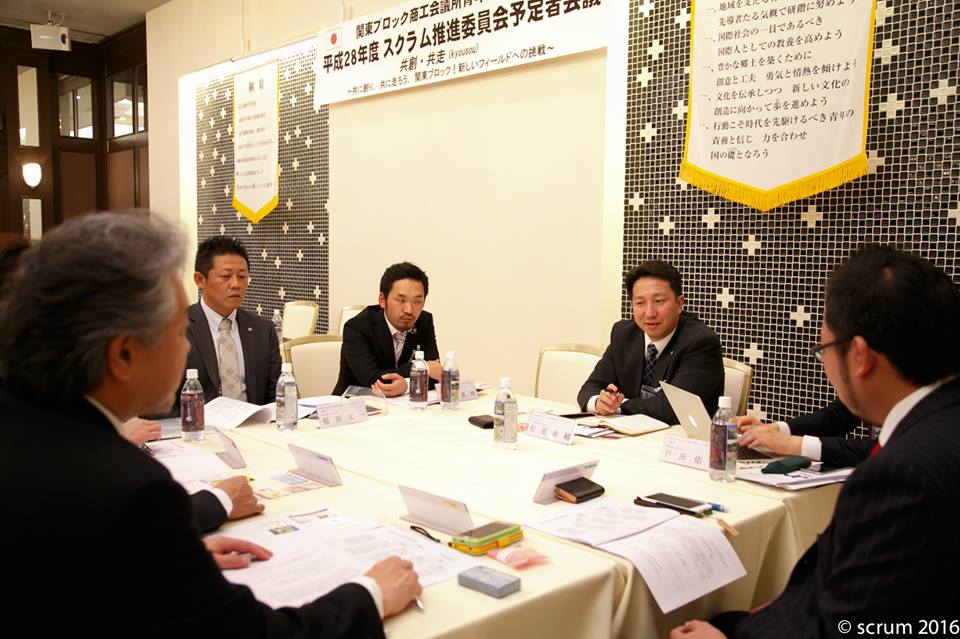 松尾祐輔チームリーダー(春日部YEG)を中心に議論する研修チーム。