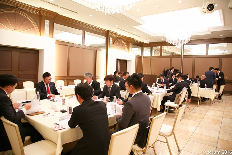 チームごとに別れて会議をします。