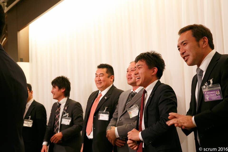 八木勝委員(藤枝YEG)によって壇上に上がる古田秀夫委員(日光YEG)