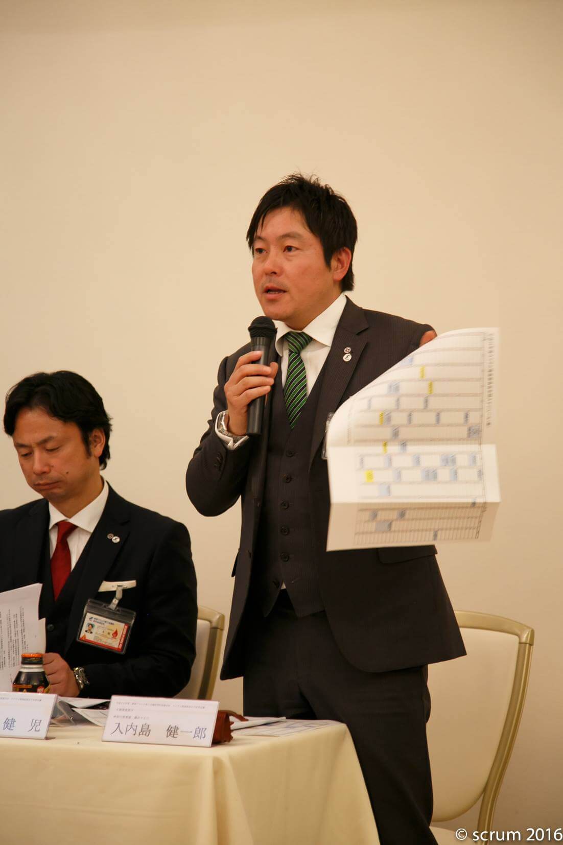 入内島健一郎副委員長
